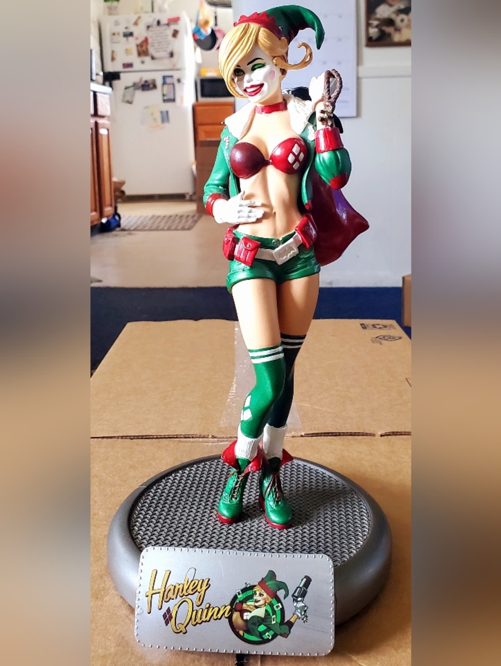 Bombshell Holiday Harley Quinn Holiday Statue .DC COMICS.